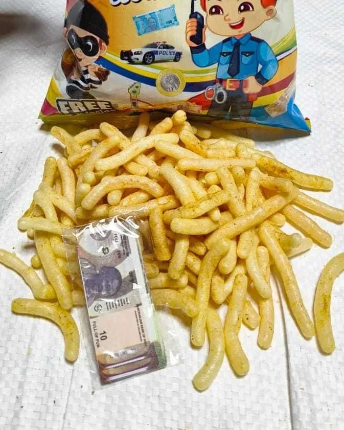 The Play-money notes that comes sealed inside a Chor Sipahi pack, sitting among the snack